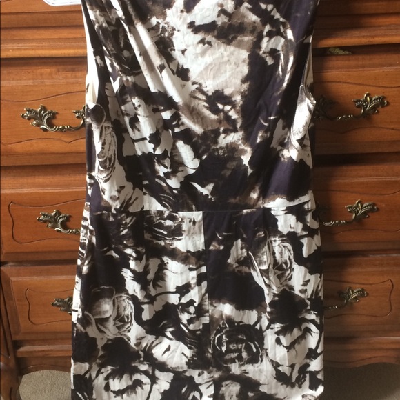 Sleeveless dress - Picture 3 of 10